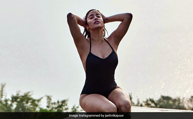 Janhvi Kapoor ने पूल किनारे बैठ करवाया फोटोशूट, फोटो में फ्रेंड्स के साथ चिल करती आईं नजर