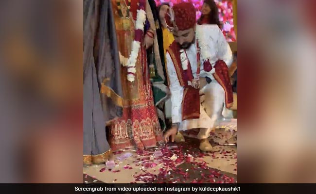 दूल्हे ने उठा लिया स्टेज पर गिरा 2 हजार का नोट, तो दुल्हन ने किया कुछ ऐसा, लोग बोले- Perfect Jodi  - देखें Video