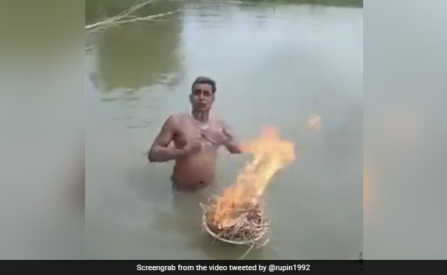 नदी में नहाते हुए ठंड से बचने के लिए शख्स ने किया ऐसा जुगाड़, Video देख घूमा लोगों का दिमाग, IPS बोला- भारत के होनहार