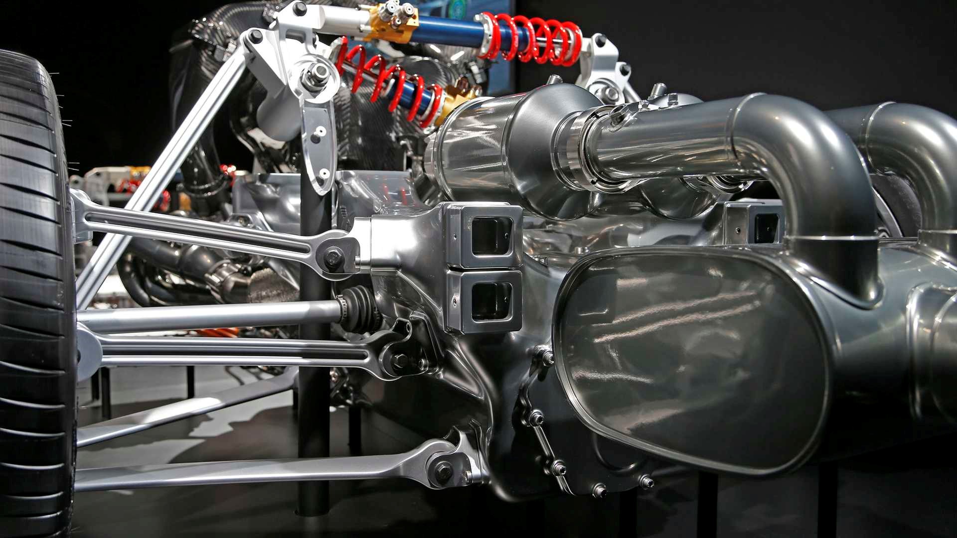 This Is How An F1 Race Car's Suspension Works