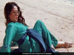 Neha Kakkar के दिल को छुआ पुष्पा राज के अंदाज ने, रेत पर लेट किया 'ऊ अंटावा' पर डांस Neha Kakkar के दिल को छुआ पुष्पा राज के अंदाज ने, रेत पर लेट किया 'ऊ अंटावा' पर डांस
