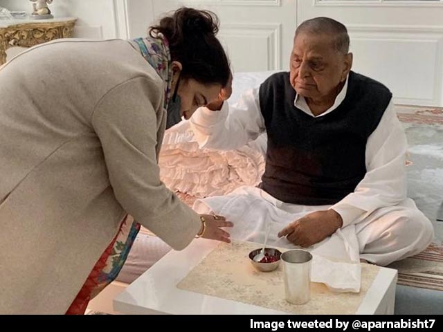 Aparna Yadav's "Blessings" Photo With Mulayam Singh After BJP Switch