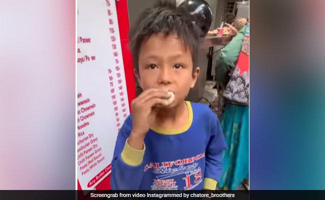 सड़क पर जा रहे बच्चे को शख्स ने खिलाए मोमोज, खुशी से खिलखिला उठा बच्चा, Video ने जीता लोगों का दिल