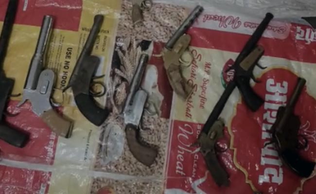 दिल्ली : अवैध हथियारों की फैक्ट्री का भंडाफोड़, 10 कट्टे और भारी मात्रा में कच्चा माल बरामद