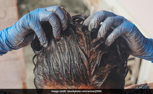 Hair Care Tips: बालों पर खूब चढ़ेगा मेहंदी का रंग, बस मिक्स करते वक्त इस बात का रखें खास ख्याल