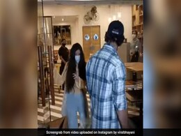 Saba Azad के साथ डिनर डेट पर गए Hrithik Roshan , हाथों में हाथ डाले दिखे तो लोगों ने पूछा- शादी कब है? Saba Azad के साथ डिनर डेट पर गए Hrithik Roshan , हाथों में हाथ डाले दिखे तो लोगों ने पूछा- शादी कब है?