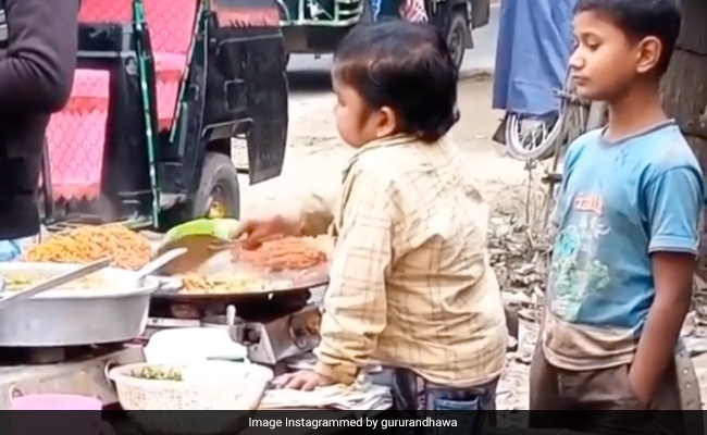 परिवार को पालने के लिए बच्चा ठेला पर काम कर रहा था, गुरु रंधावा ने कहा- ईश्वर रक्षा करें