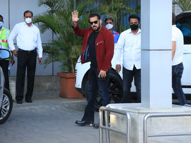 सलमान खान मुंबई एयरपोर्ट पर हुए स्पॉट