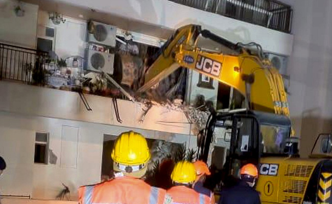 गुरुग्राम हादसा : बिल्डिंग के मलबे में 54 घंटे तक दबा रहा महिला का शव, पति अस्पताल में भर्ती