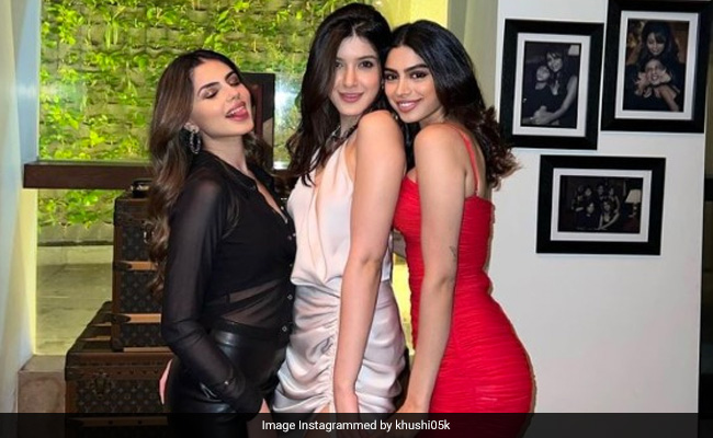 How Suhana Khan "Sneaked" Her Way Into Khushi And Shanaya Kapoor's Pic