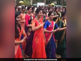 साड़ियों में एक साथ डांस करती हुई नज़र आईं सैंकड़ों महिलाएं, लोगों ने कहा- ये है अपनी संस्कृति साड़ियों में एक साथ डांस करती हुई नज़र आईं सैंकड़ों महिलाएं, लोगों ने कहा- ये है अपनी संस्कृति