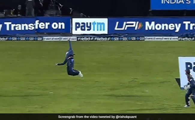 श्रीलंकाई खिलाड़ी का चमत्कार, करिश्माई अंदाज में लपक लिया 'हवाई कैच', खुद को भी नहीं हुआ यकीन- Video