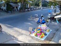 बीच सड़क पर खेल रहा था बच्चा, सामने से आ गया तेज़ रफ्तार ट्रक, फिर जो हुआ Video देख खड़े हो जाएंगे रोंगटे बीच सड़क पर खेल रहा था बच्चा, सामने से आ गया तेज़ रफ्तार ट्रक, फिर जो हुआ Video देख खड़े हो जाएंगे रोंगटे