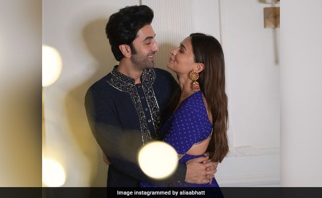 "Best Boyfriend Ever": Ranbir Kapoor's Namaste Pose Prompted This Reaction From Alia Bhatt