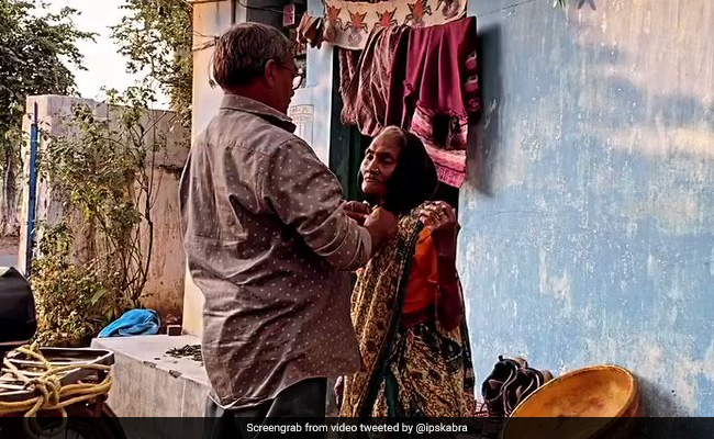 मां को न लगे ठंड तो बेटे ने किया कुछ ऐसा, देखकर भावुक हुए लोग, IPS ने Video शेयर कर कही ये बात