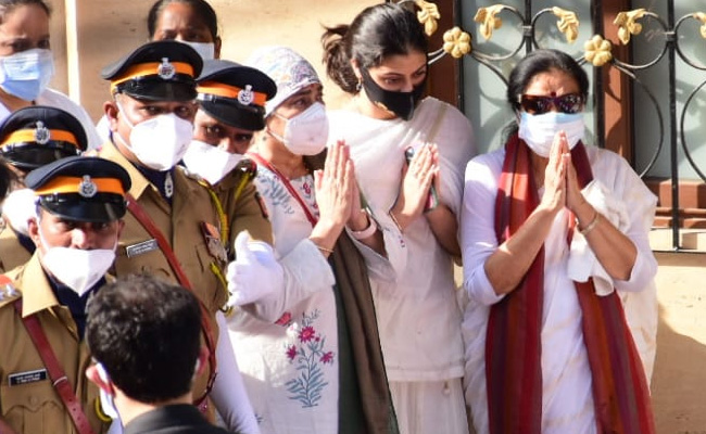 Asha Bhosle Pays Last Respects To Sister Lata Mangeshkar
