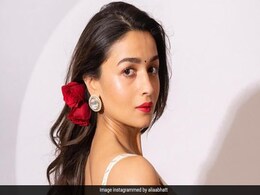 आलिया भट्ट ने बालों में गुलाब के साथ साड़ी में शेयर कीं सुपर गॉर्जियस Photos, फैन्स हुए खूबसूरती के दीवाने आलिया भट्ट ने बालों में गुलाब के साथ साड़ी में शेयर कीं सुपर गॉर्जियस Photos, फैन्स हुए खूबसूरती के दीवाने