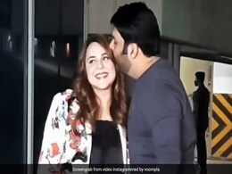 Video: कपिल शर्मा का दिखा रोमांटिक अंदाज, सड़क पर पत्नी गिन्नी को यूं किया किस Video: कपिल शर्मा का दिखा रोमांटिक अंदाज, सड़क पर पत्नी गिन्नी को यूं किया किस