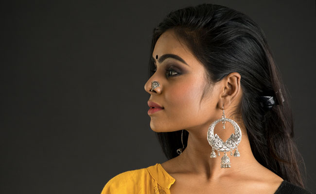 Dazzle Up In Style With These Stunning Nose Pins