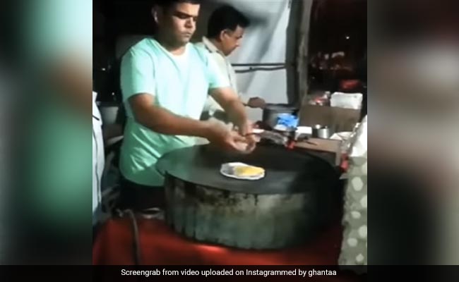 Omelette बनाते हुए अंडे से बार-बार निकल रहे थे चूजे, देखकर हैरान हुए लोग, बोले- दुकानदार है या जादूगर