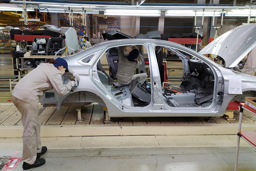 Russian Carmaker Avtovaz May Suspend Some Assembly Lines On Monday Due To Components Shortage