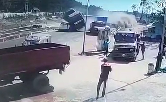 VIDEO: कुछ सेकेंडों में ही 5 लोगों के लिए काल बन गया बेकाबू ट्रेलर, CCTV में कैद हुई घटना