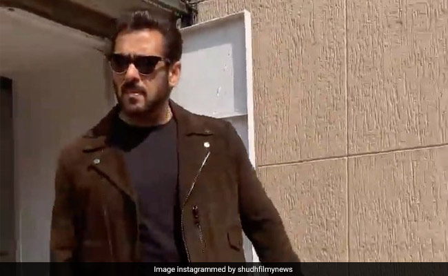 Salman Khan काला चश्मा लगाए स्वैग में आए नजर, शूटिंग के लिए दिल्ली पहुंचा 'टाइगर'