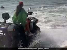 सलमान की हीरोइन इस अंदाज में समंदर किनारे एंज्वॉय करते दिखी तो फैंस बोले- लेडी सिंघम   सलमान की हीरोइन इस अंदाज में समंदर किनारे एंज्वॉय करते दिखी तो फैंस बोले- लेडी सिंघम