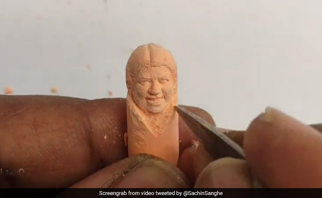 कलाकार ने चॉक पर उकेरी लता मंगेशकर की तस्वीर, वीडियो में देखें कमाल की कलाकारी