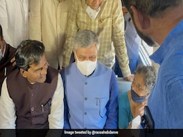 रेल मंत्री ने मुंबई की लोकल ट्रेन में किया सफर और वड़ा पाव खाया, पर यात्री हो गए नाराज रेल मंत्री ने मुंबई की लोकल ट्रेन में किया सफर और वड़ा पाव खाया, पर यात्री हो गए नाराज