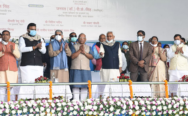 केंद्रीय मंत्री नितिन गडकरी ने बिहार में सड़क नेटवर्क बढ़ाने के लिए CM नीतीश को दीं ये नसीहतें..