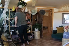 Viral Video Shows Delivery Driver Stealing Jewellery From Shop Viral Video Shows Delivery Driver Stealing Jewellery From Shop
