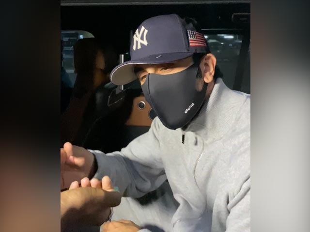 At The Airport, A Fan Showed Ranbir Kapoor His Tattoo. It Said...