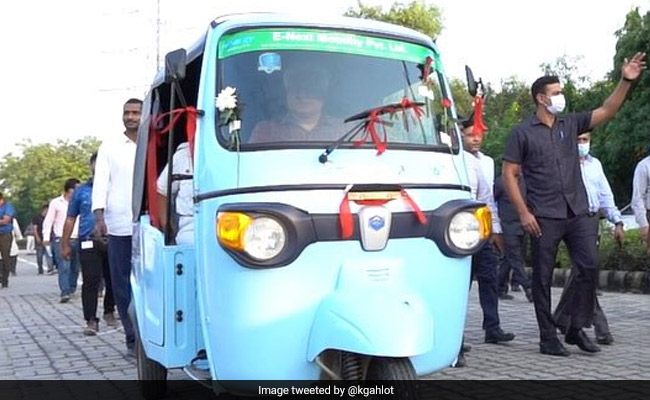 अच्छी पहलः  ग्वालियर कलेक्ट्रेट पहुंचने के लिए दिव्यांगों और बुजुर्गों के लिए शुरू की गई सारथी सेवा