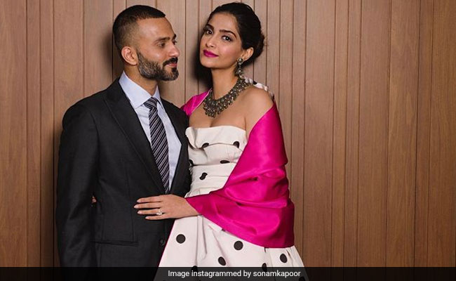 बॉलीवुड कपल्स वैलेंटाइन डे पर हुए रोमांटिक, कुछ यूं जताया एक दूसरे के लिए प्यार