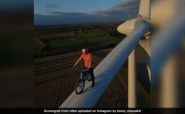 शख्स ने पवनचक्की के पंख पर चलाई साइकिल, वीडियो देखकर उड़े लोगों के होश