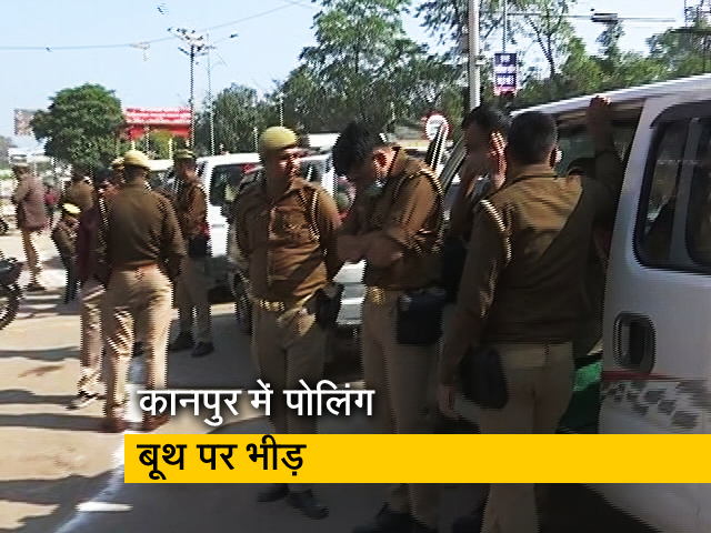 कानपुर शहर में तीसरे चरण के लिए हो रही वोटिंग, पोलिंग बूथ पर मतदाताओं की उमड़ी भीड़