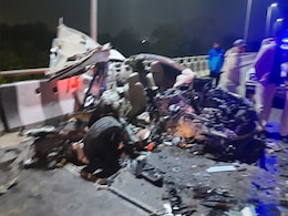 तेज रफ्तार मर्सिडीज कार दिल्ली के फ्लाईओवर पर ट्रक से टकराई, 2 की मौत, 3  की हालत गंभीर तेज रफ्तार मर्सिडीज कार दिल्ली के फ्लाईओवर पर ट्रक से टकराई, 2 की मौत, 3  की हालत गंभीर