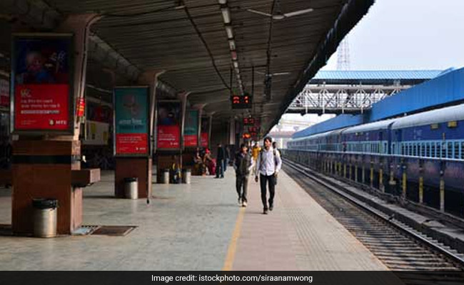 बिना गूगल की मदद लिए बताइये कि 'रेलवे स्टेशन' का हिंदी नाम क्या है? कोई नहीं बता पाया है!