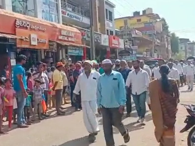 कर्नाटक में मंदिर जाने वालों ने जनाजे के लिए दिया रास्ता