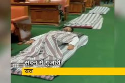 कर्नाटक: तिरंगे वाले बयान पर विवाद जारी, कांग्रेस विधायकों ने सदन में गुजारी रात कर्नाटक: तिरंगे वाले बयान पर विवाद जारी, कांग्रेस विधायकों ने सदन में गुजारी रात