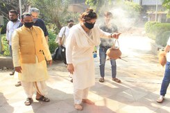 Raveena Tandon Performs Last Rites For Her Late Father Ravi Tandon Raveena Tandon Performs Last Rites For Her Late Father Ravi Tandon