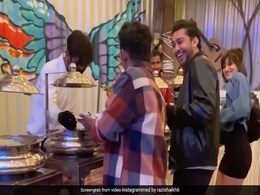शादी में खाना लेते हुए दोस्तों ने किया अल्लू अर्जुन के श्रीवल्ली गाने पर डांस, लोग बोले- अबतक का Best Version शादी में खाना लेते हुए दोस्तों ने किया अल्लू अर्जुन के श्रीवल्ली गाने पर डांस, लोग बोले- अबतक का Best Version