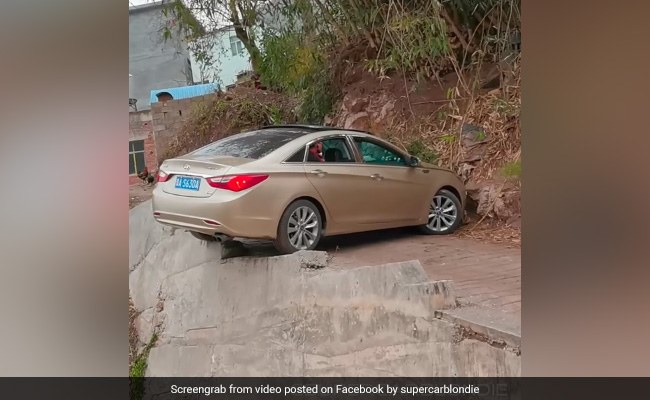 ऐसी खतरनाक ड्राइविंग देखी है कहीं, खाई में पहिया लटकाकर मोड दी कार