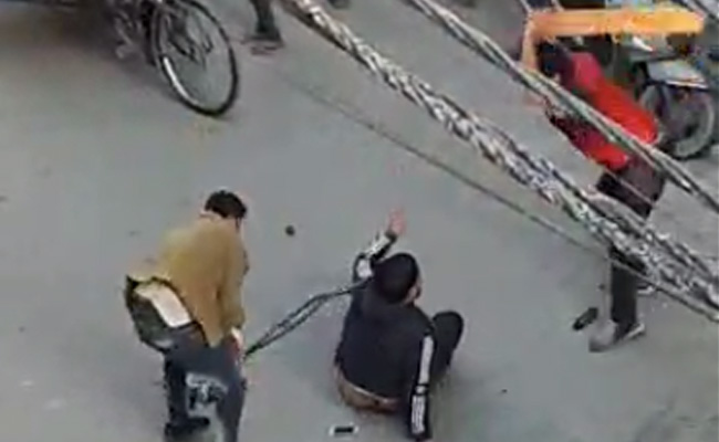 दिल्ली : दो गुटों के बीच मारपीट का वीडियो वायरल, सड़क पर खुलेआम चले लाठी-डंडे