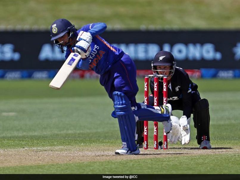 NZ(W) vs IND(W): चौथे वनडे मुकाबले में भी भारतीय टीम को मिली शिकस्त, अमेलिया केर ने अकेली लूटी सारी महफिल