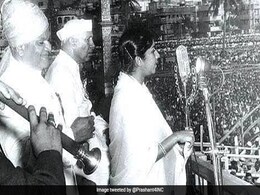 जब Lata Mangeshkar ने गाया 'ऐ मेरे वतन के लोगो' तो नम हो गई थीं जवाहर लाल नेहरू की आंखें जब Lata Mangeshkar ने गाया 'ऐ मेरे वतन के लोगो' तो नम हो गई थीं जवाहर लाल नेहरू की आंखें