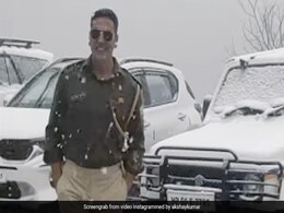 मसूरी की सड़कों पर बर्फबारी में पुलिस यूनिफॉर्म में टहलते दिखे अक्षय कुमार तो फैंस बोले- कड़क पुलिस अफसर मसूरी की सड़कों पर बर्फबारी में पुलिस यूनिफॉर्म में टहलते दिखे अक्षय कुमार तो फैंस बोले- कड़क पुलिस अफसर