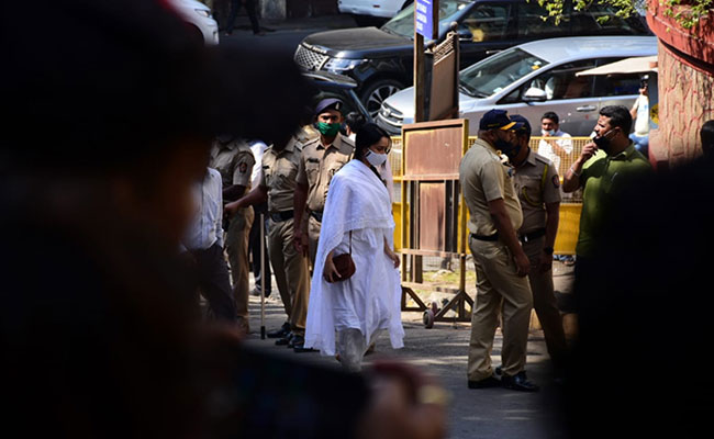 Shraddha Kapoor, Javed Akhtar And Others Visit Lata Mangeshkar's House