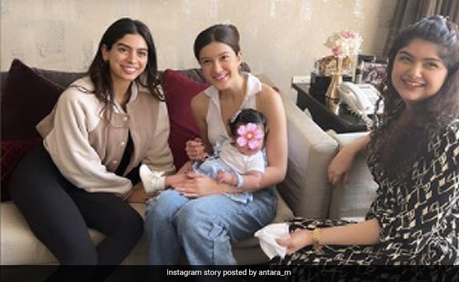 How Cute Is This Pic Of Shanaya, Khushi And Anshula Kapoor With Baby Niece?